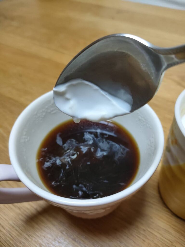 生クリームをコーヒーへ入れる